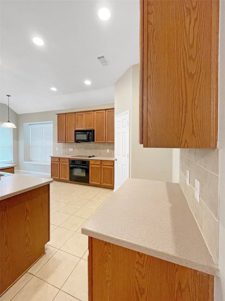 2820 Thorncreek Ln - Photo 5 of 14