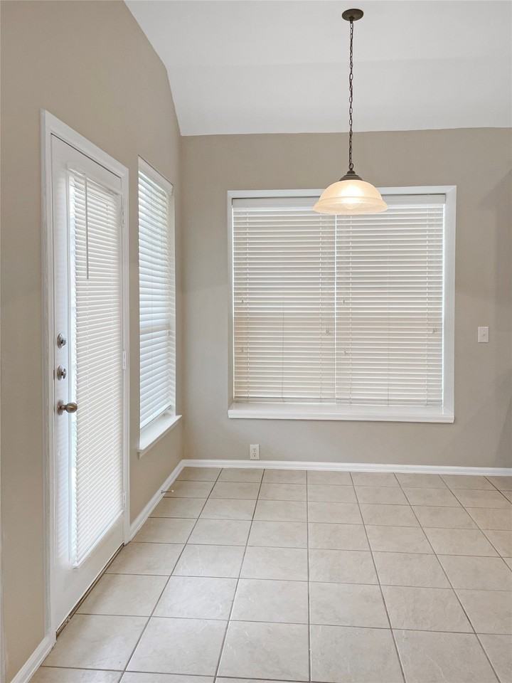 2820 Thorncreek Ln - Photo 7 of 14