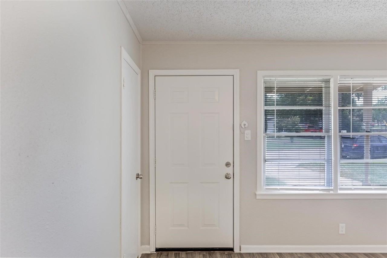 4713 Laverda Dr - Photo 5 of 28