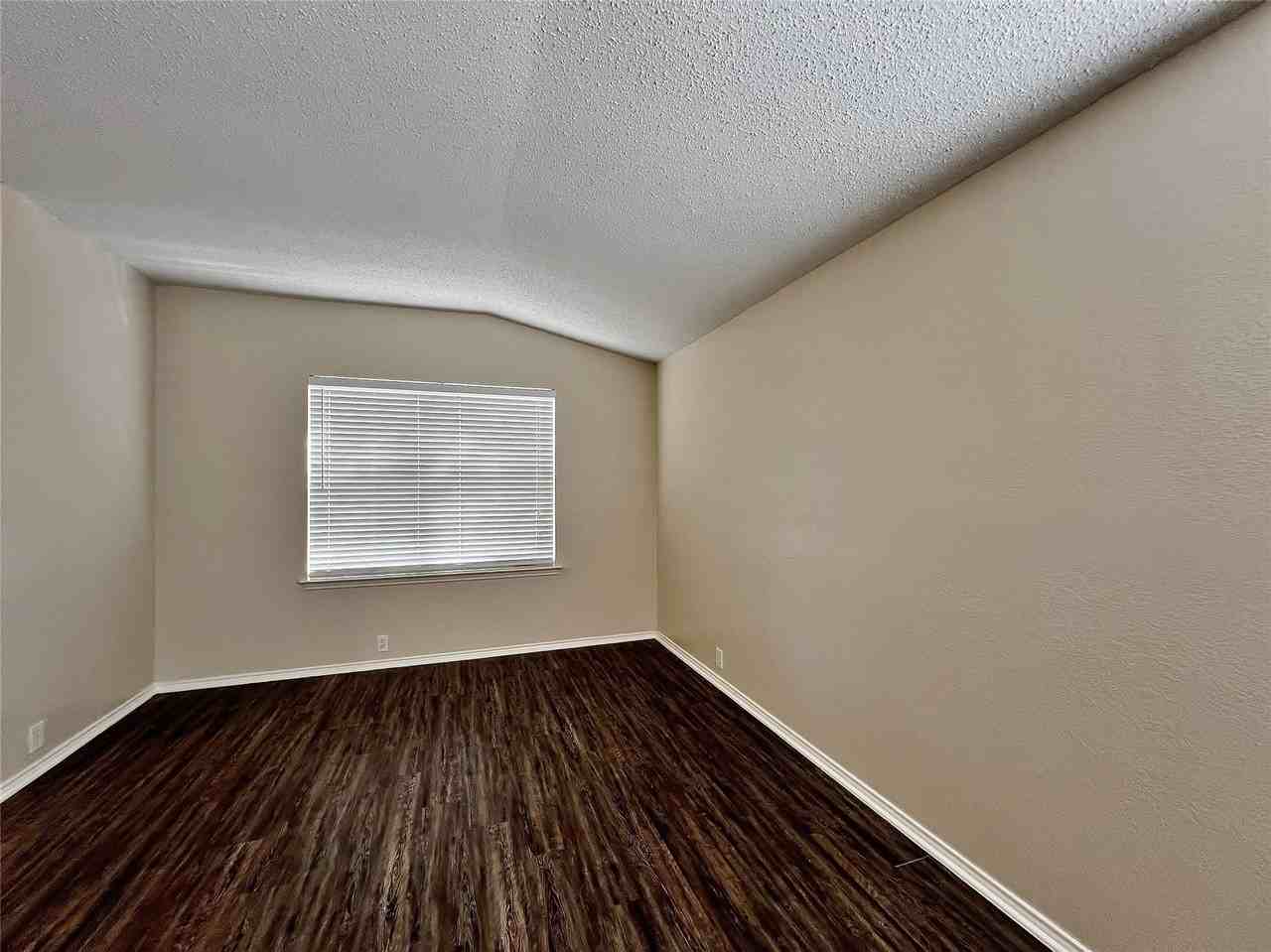 1901 Berkeley Dr - Photo 4 of 26
