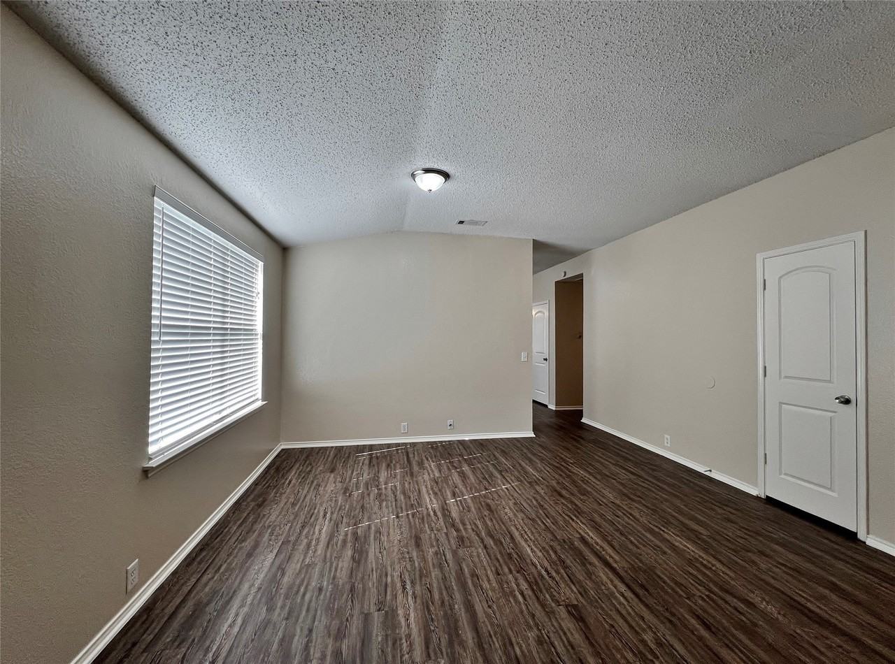1901 Berkeley Dr - Photo 5 of 26