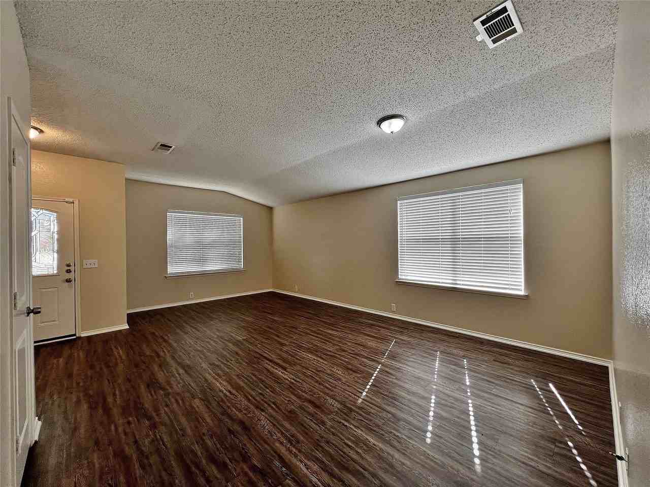 1901 Berkeley Dr - Photo 7 of 26