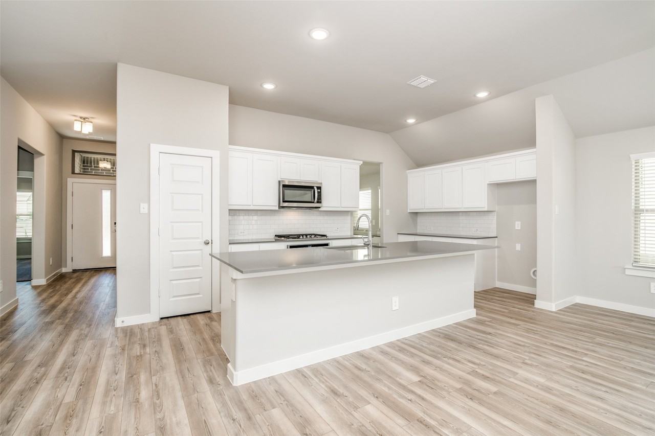 6231 Tawakoni Ln - Photo 4 of 32