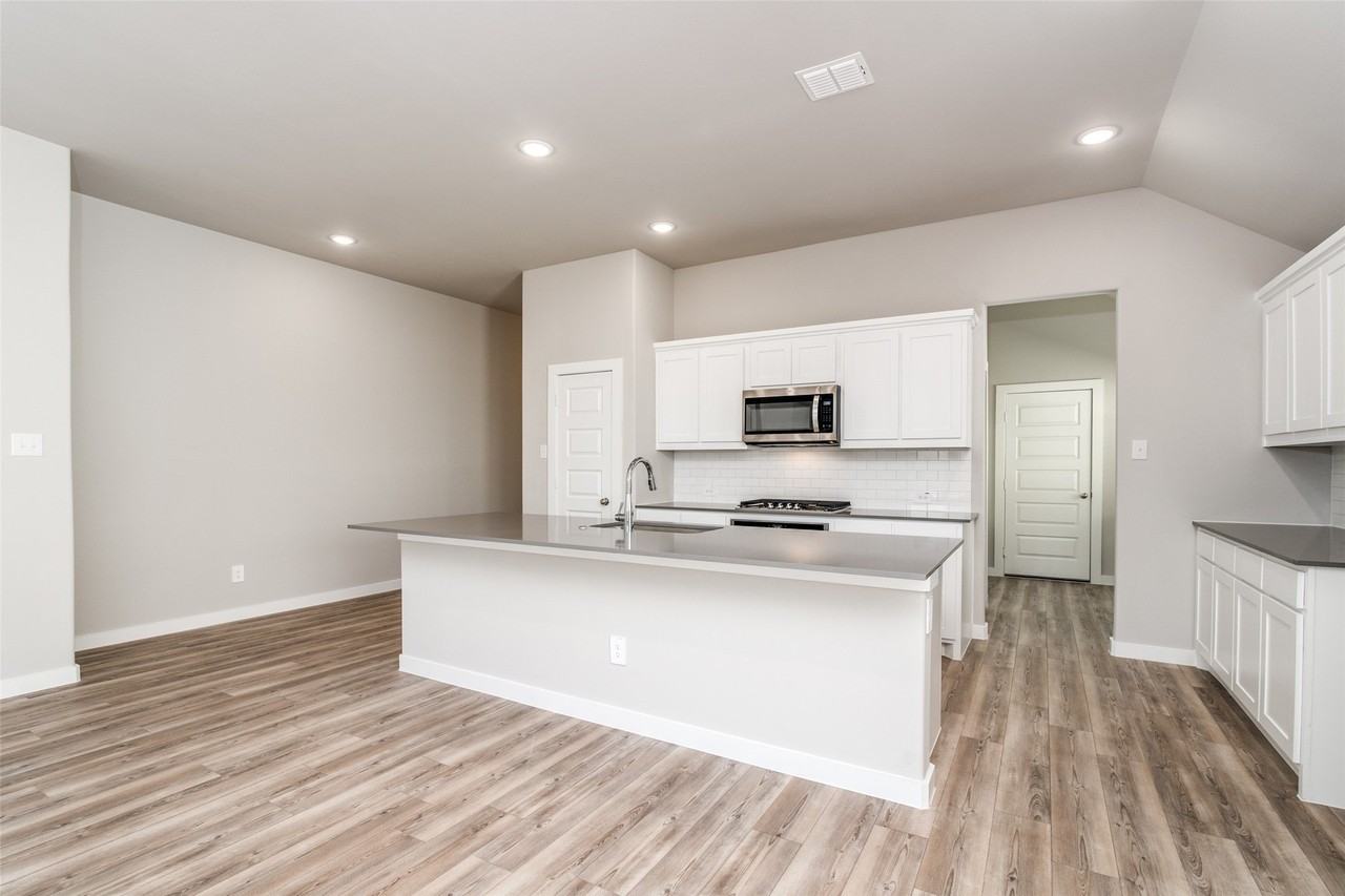 6231 Tawakoni Ln - Photo 5 of 32