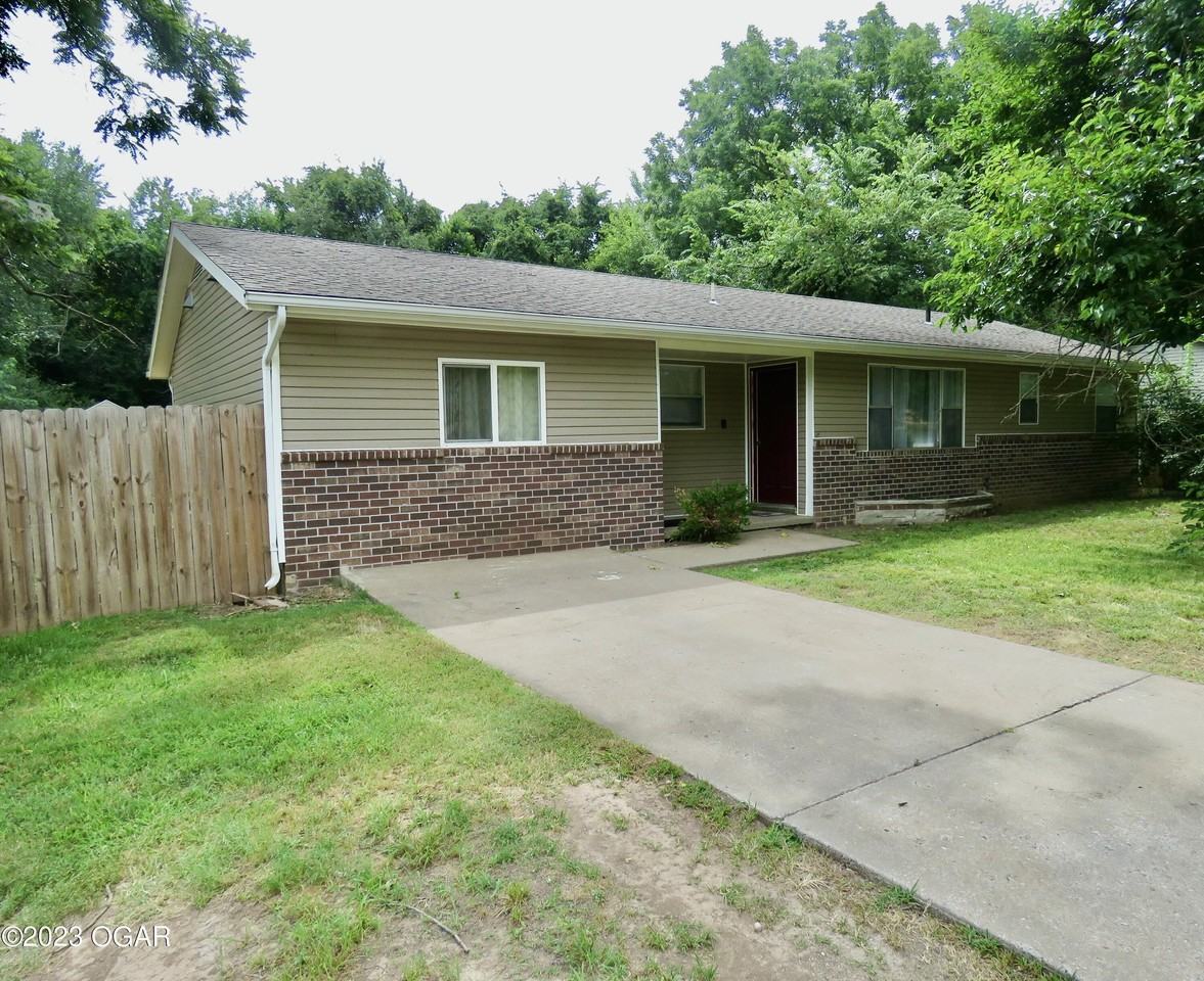 913 N Tennessee Ave - Photo 2 of 2