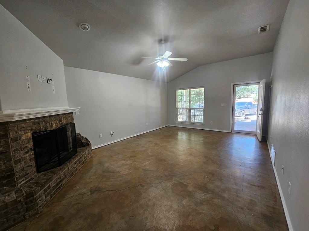 916 Mays Dr - Photo 4 of 17