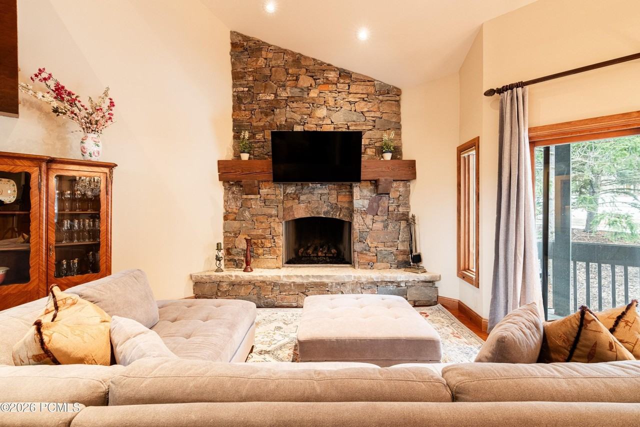 1525 Lakeside Cir - Photo 3 of 50