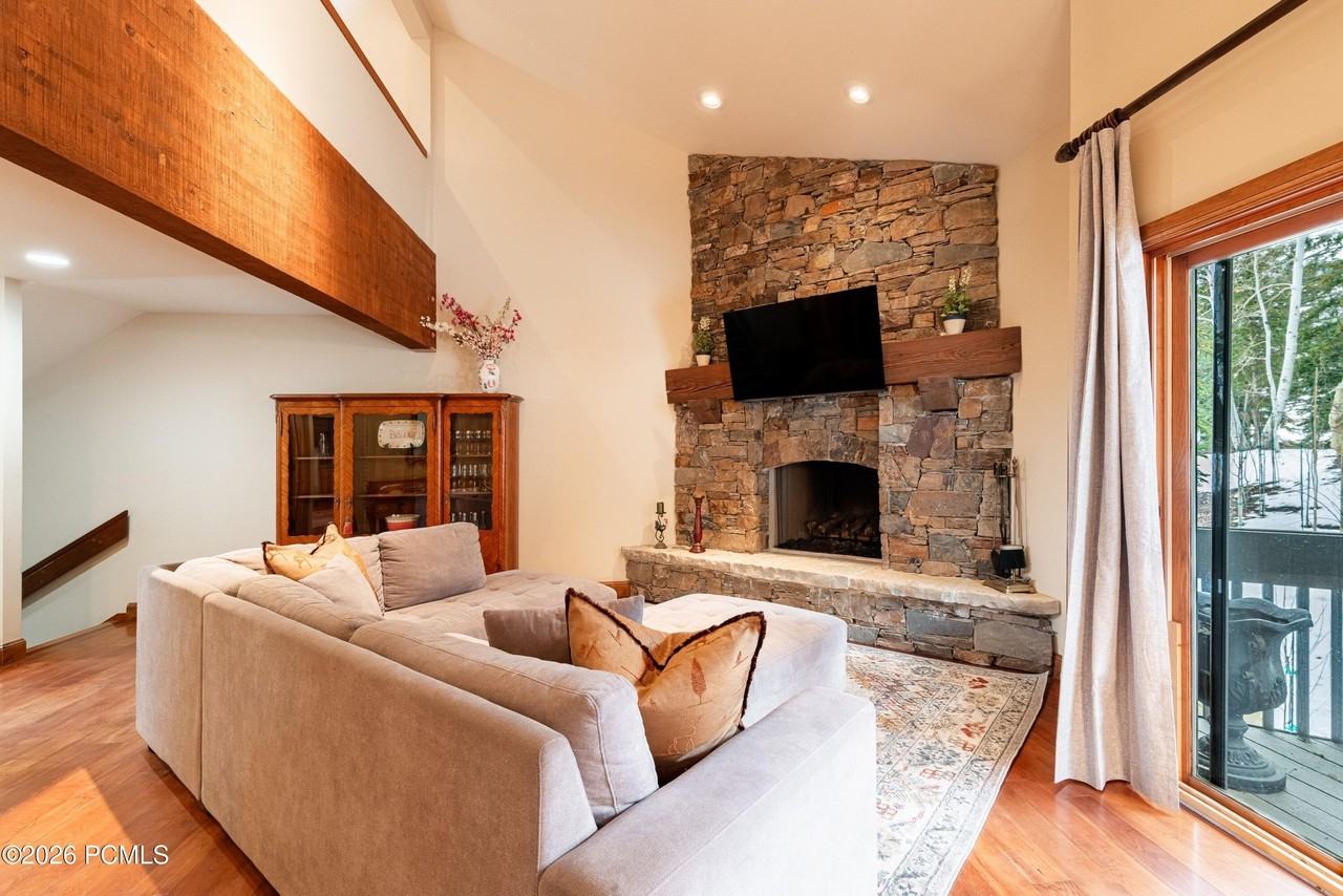 1525 Lakeside Cir - Photo 4 of 50