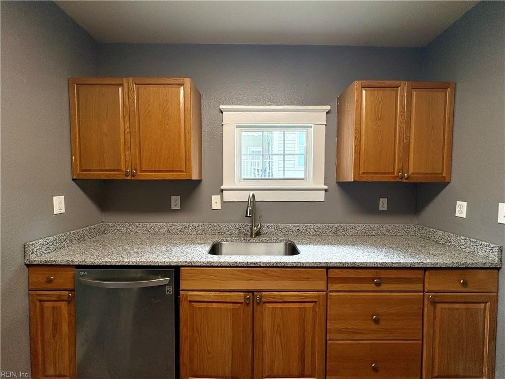 841 51st St - Photo 6 of 15