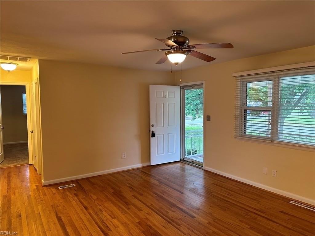 940 Redwood Cir - Photo 5 of 42