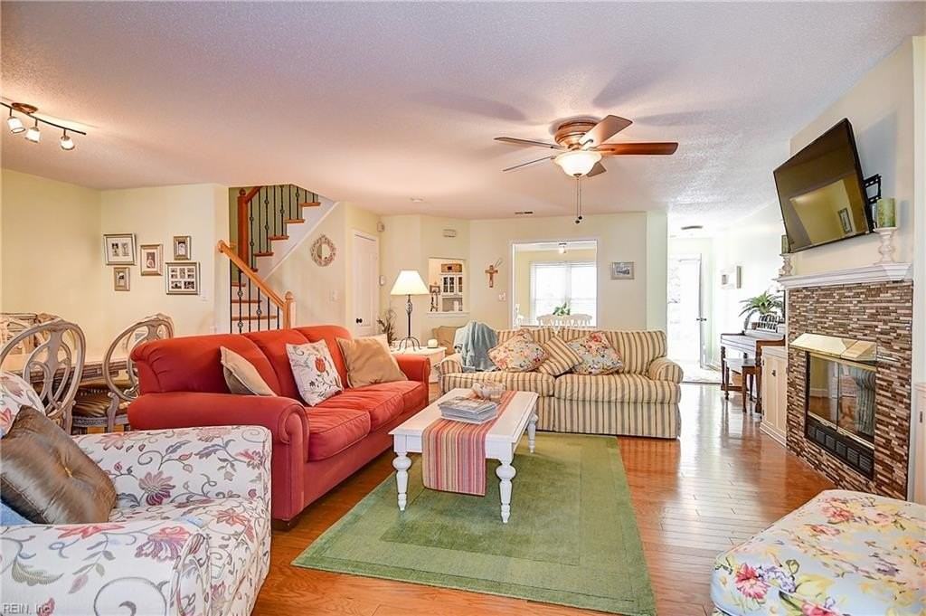 306 Esplanade Pl - Photo 3 of 39