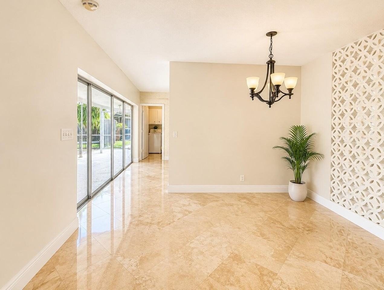 461 Sw 54th Ave - Photo 5 of 29