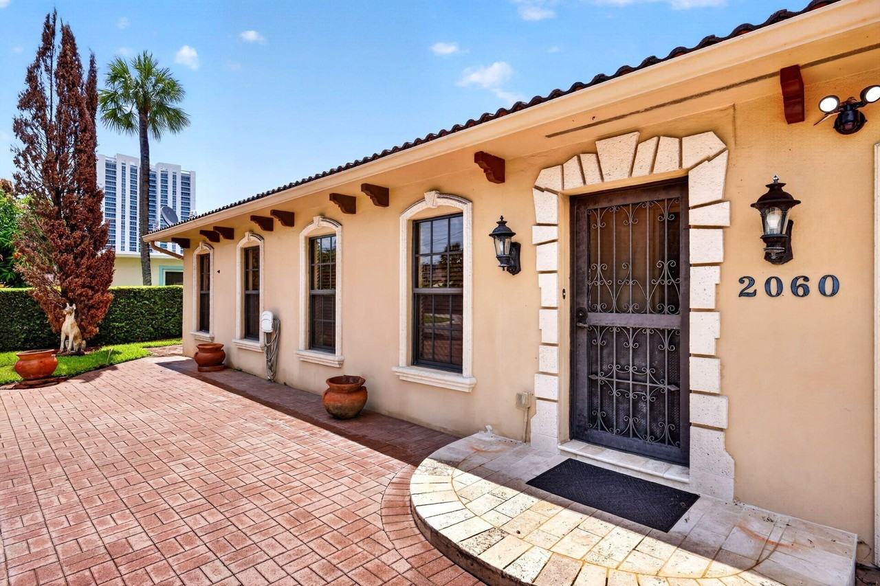 2060 Tropic Isle - Photo 4 of 50