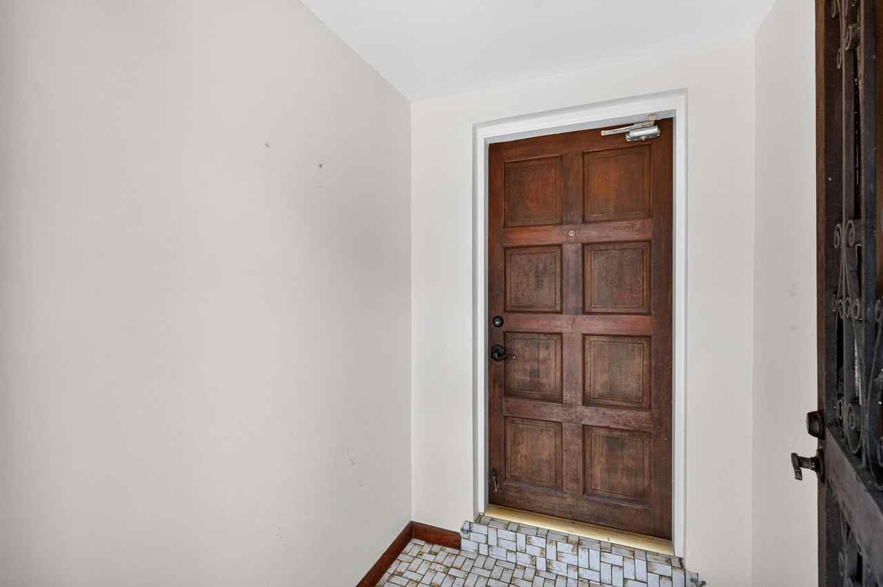 2060 Tropic Isle - Photo 5 of 50