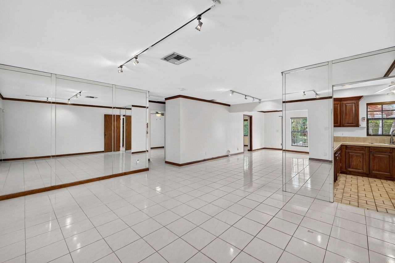 2060 Tropic Isle - Photo 6 of 50