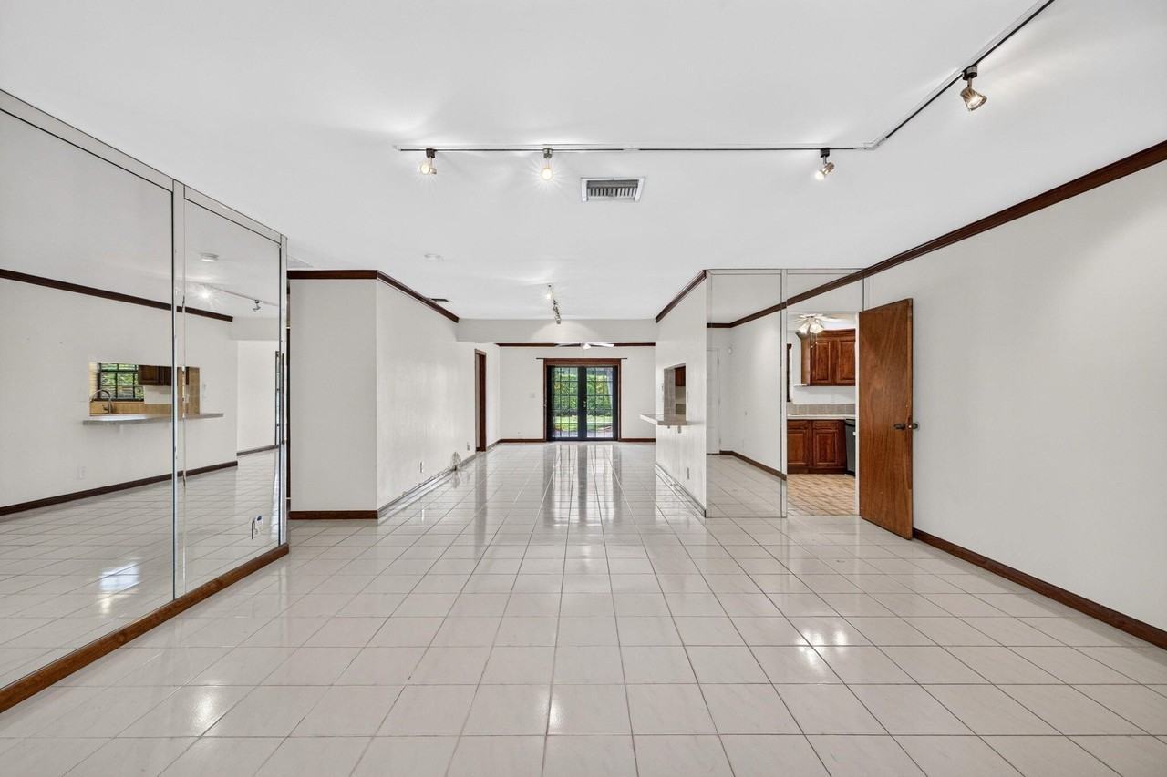 2060 Tropic Isle - Photo 7 of 50
