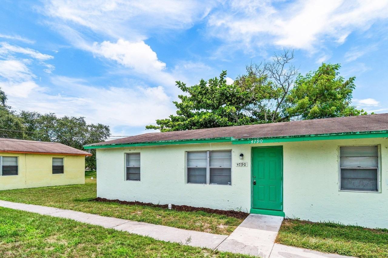 4790 Gulfstream Rd - Photo 2 of 20