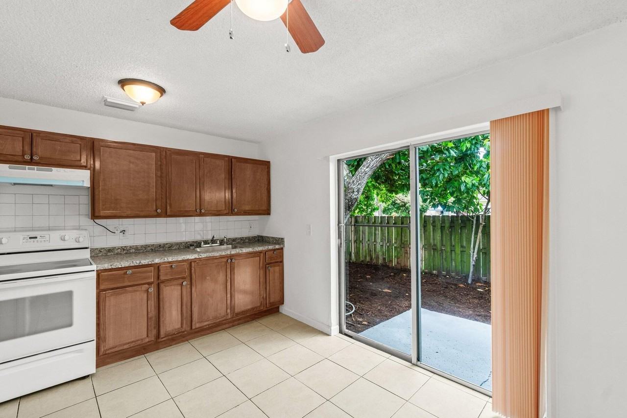 4790 Gulfstream Rd - Photo 4 of 20