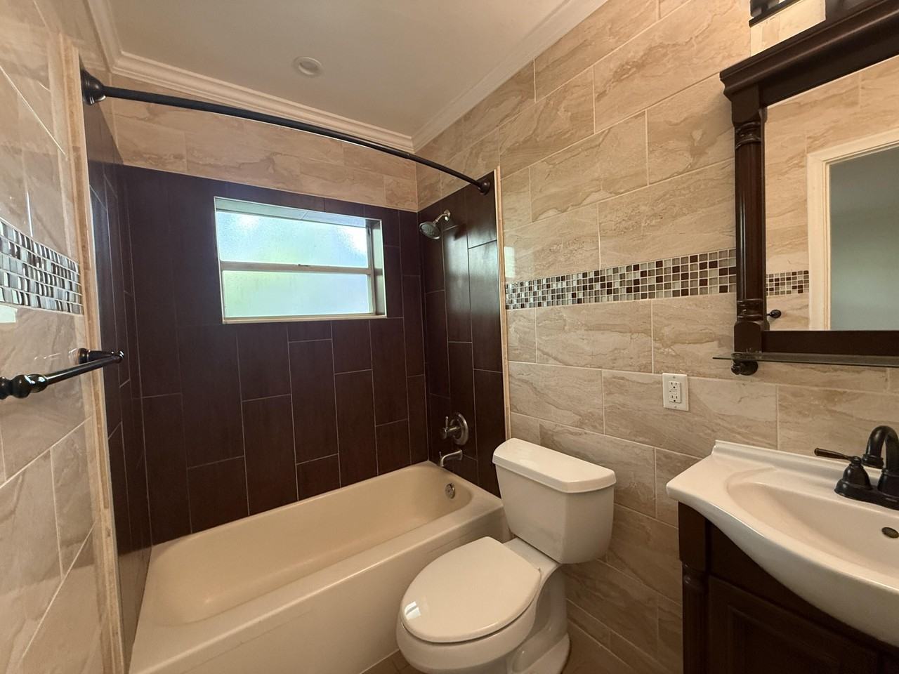 1640 Ne 4th Pl #2 - Photo 4 of 14