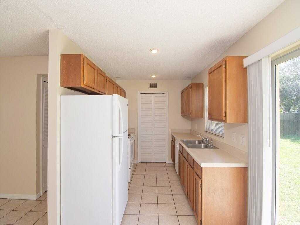 1190 Se Puritan Ln - Photo 3 of 35