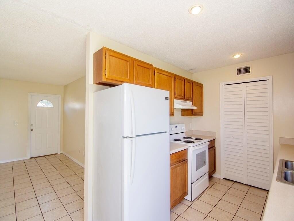 1190 Se Puritan Ln - Photo 4 of 35