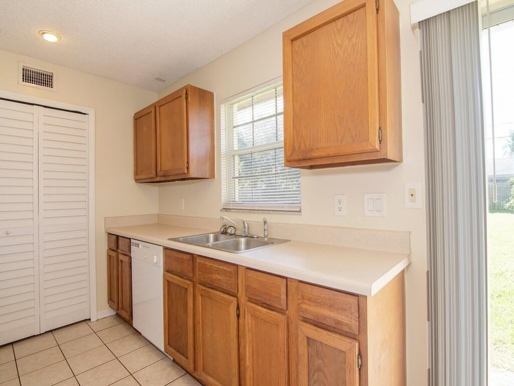 1190 Se Puritan Ln - Photo 5 of 35