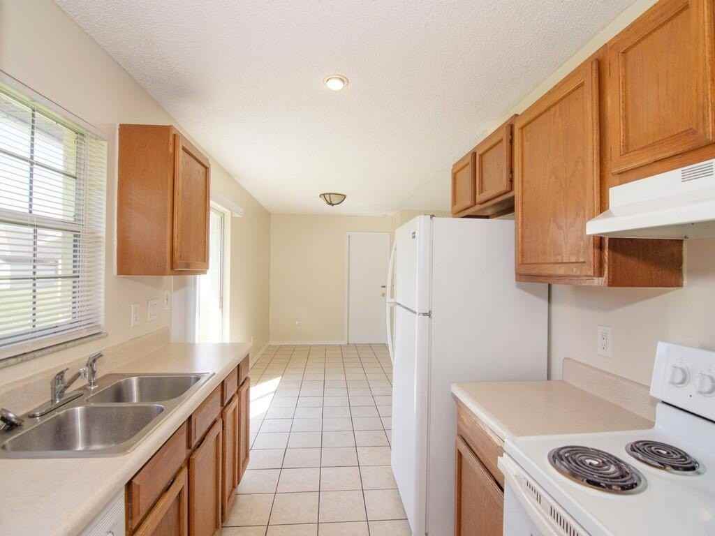 1190 Se Puritan Ln - Photo 6 of 35