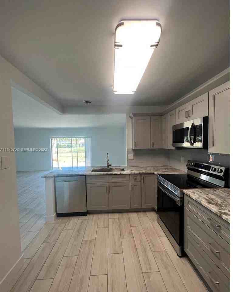 19420 Carolina Cir - Photo 3 of 17