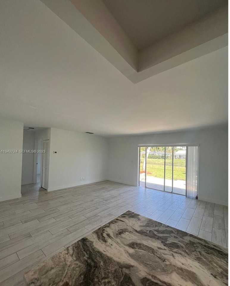 19420 Carolina Cir - Photo 5 of 17