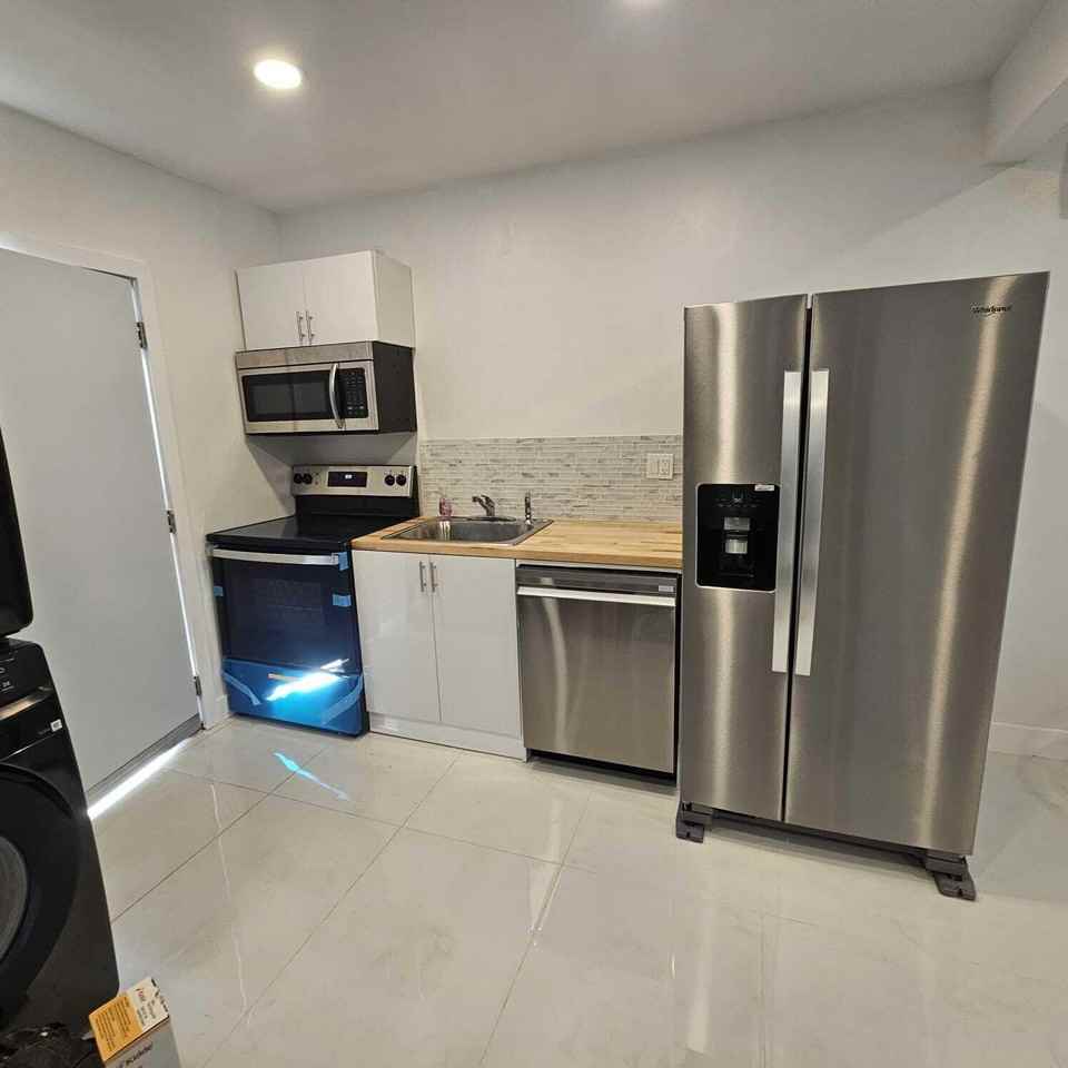 206 Ne 13th St #AC - Photo 2 of 11