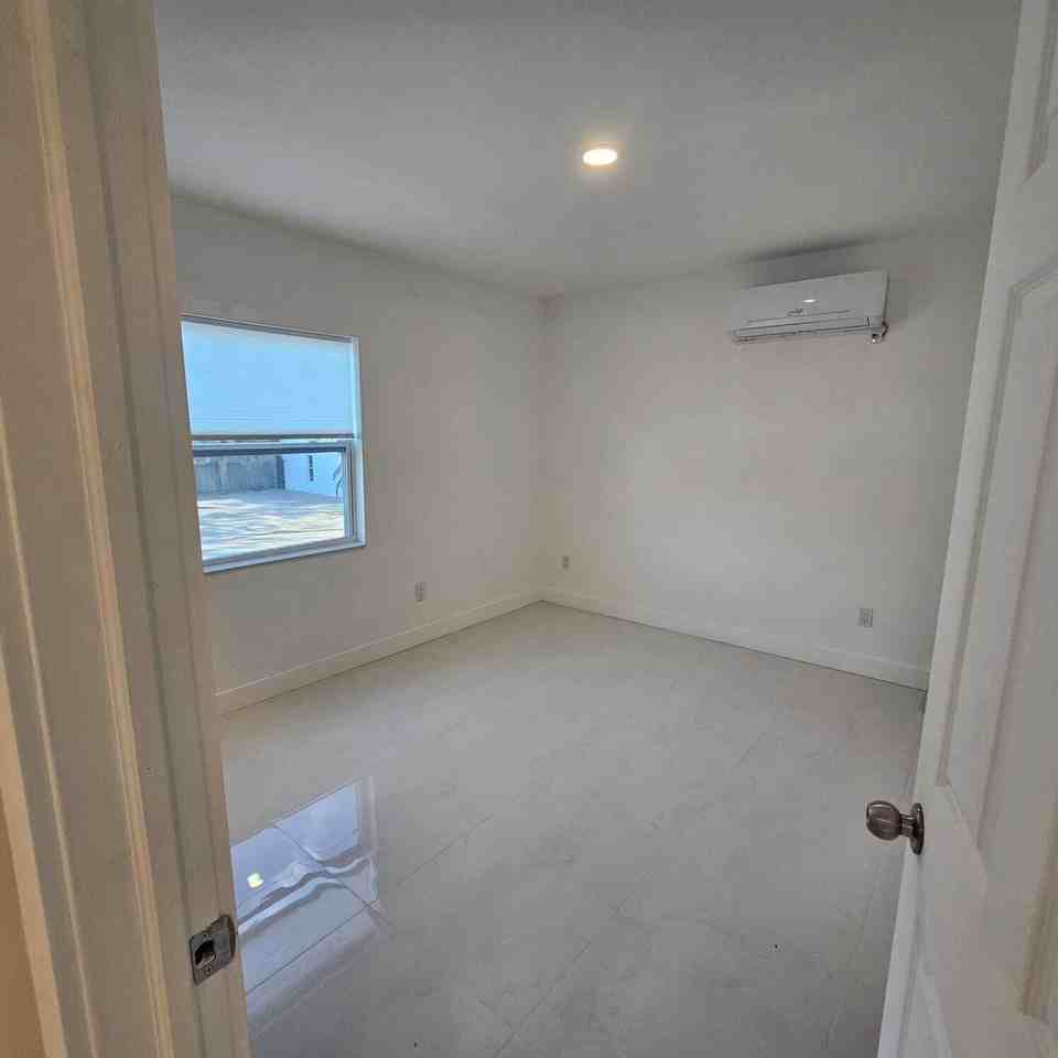 206 Ne 13th St #AC - Photo 7 of 11