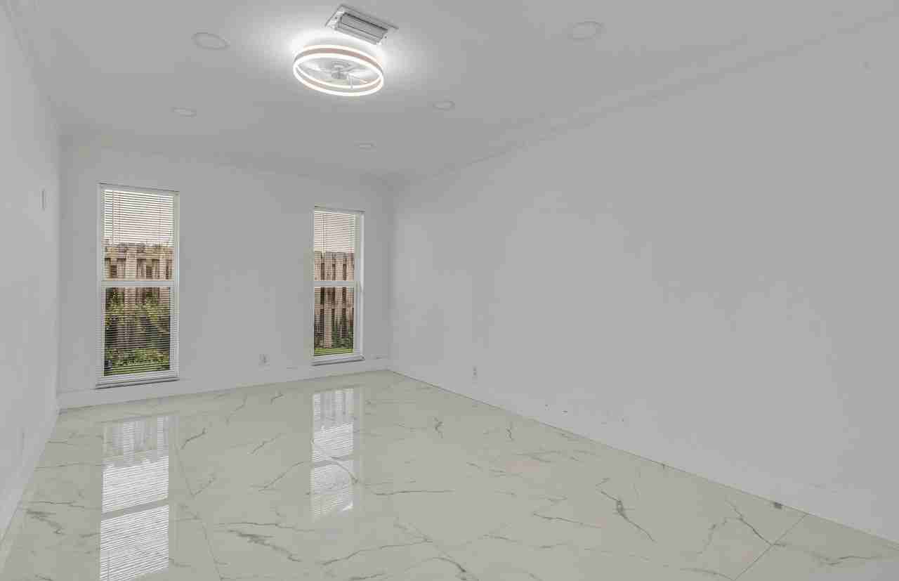 21452 Woodchuck Ln - Photo 4 of 48