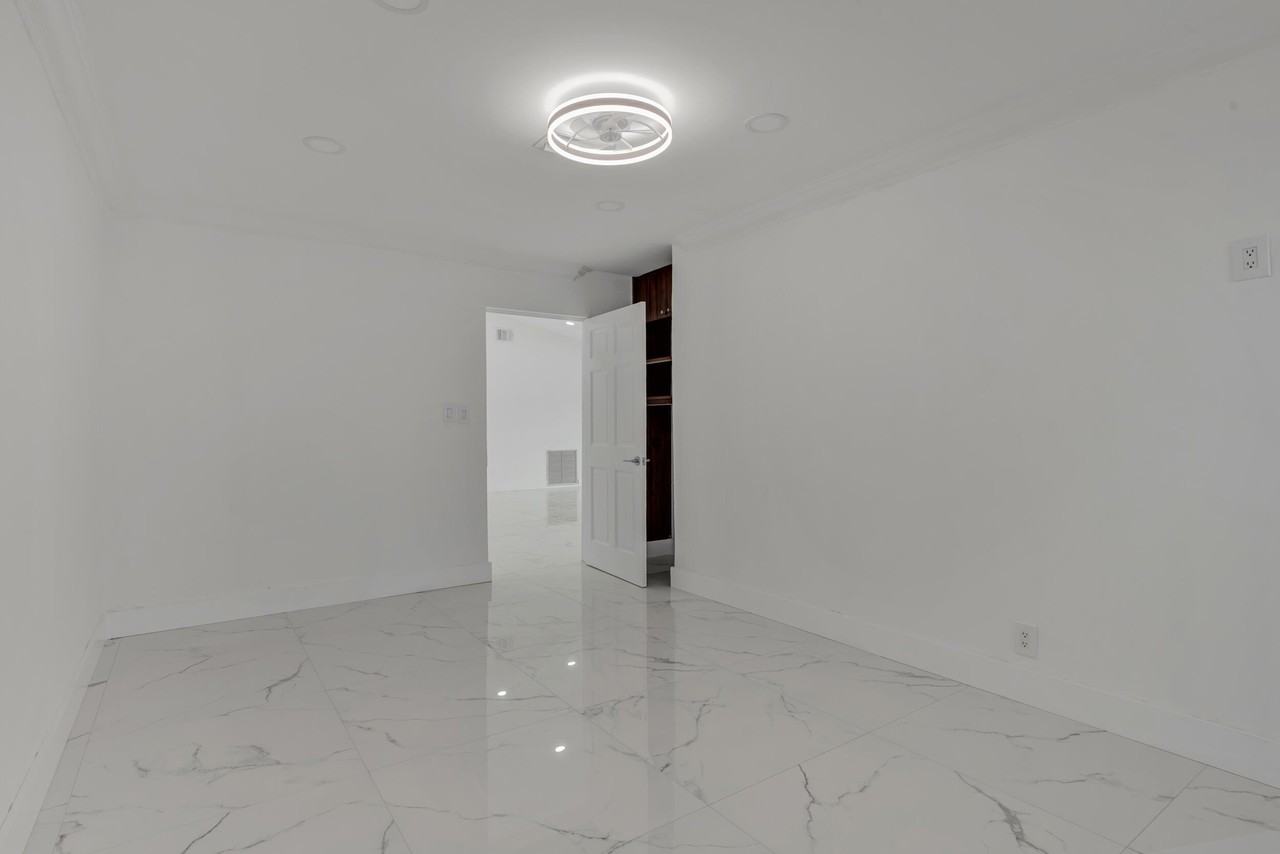 21452 Woodchuck Ln - Photo 6 of 48