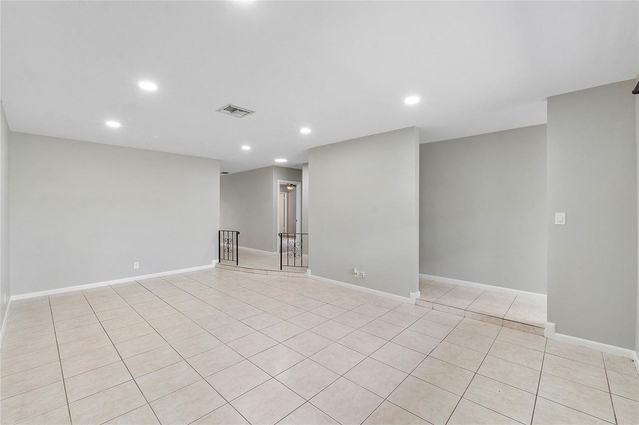 3843 Nw 81st Ter - Photo 6 of 26