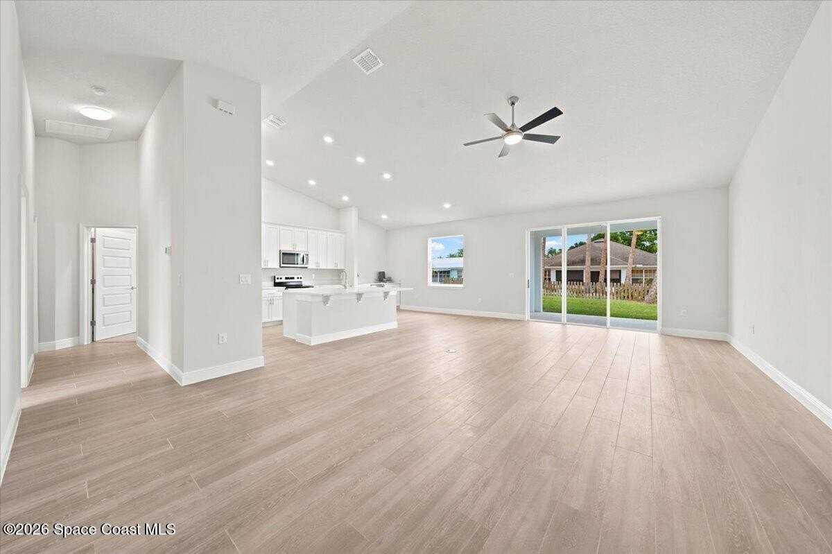 407 Cellini Ave Ne - Photo 6 of 23