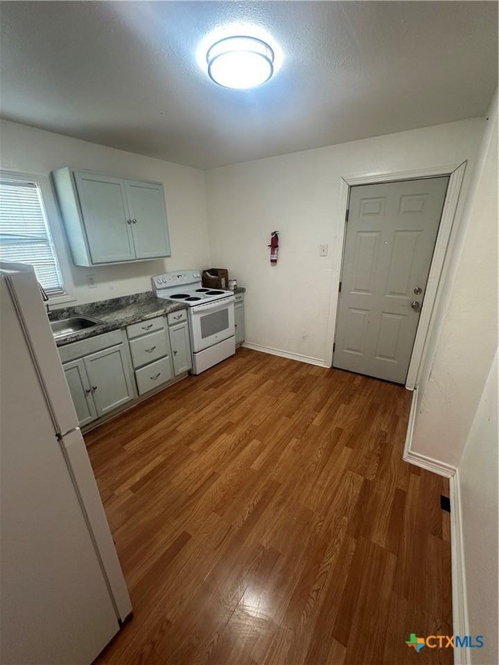 808 S Cameron St #A - Photo 3 of 11