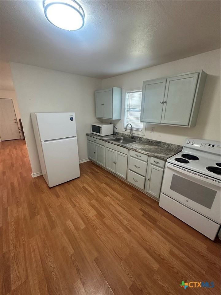 808 S Cameron St #A - Photo 4 of 11