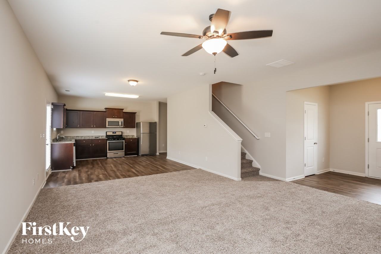 1447 Turning Leaf Ln - Photo 4 of 15