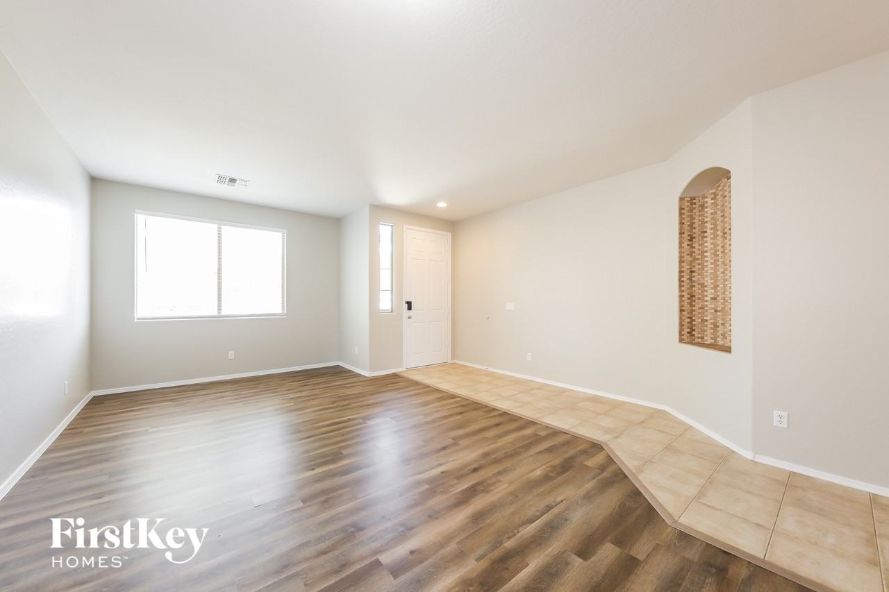 7157 W Kings Ave - Photo 4 of 15