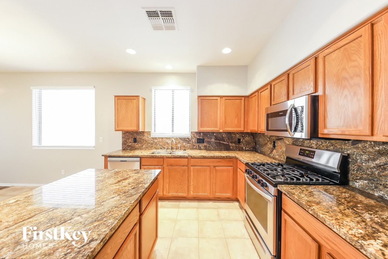7157 W Kings Ave - Photo 6 of 15