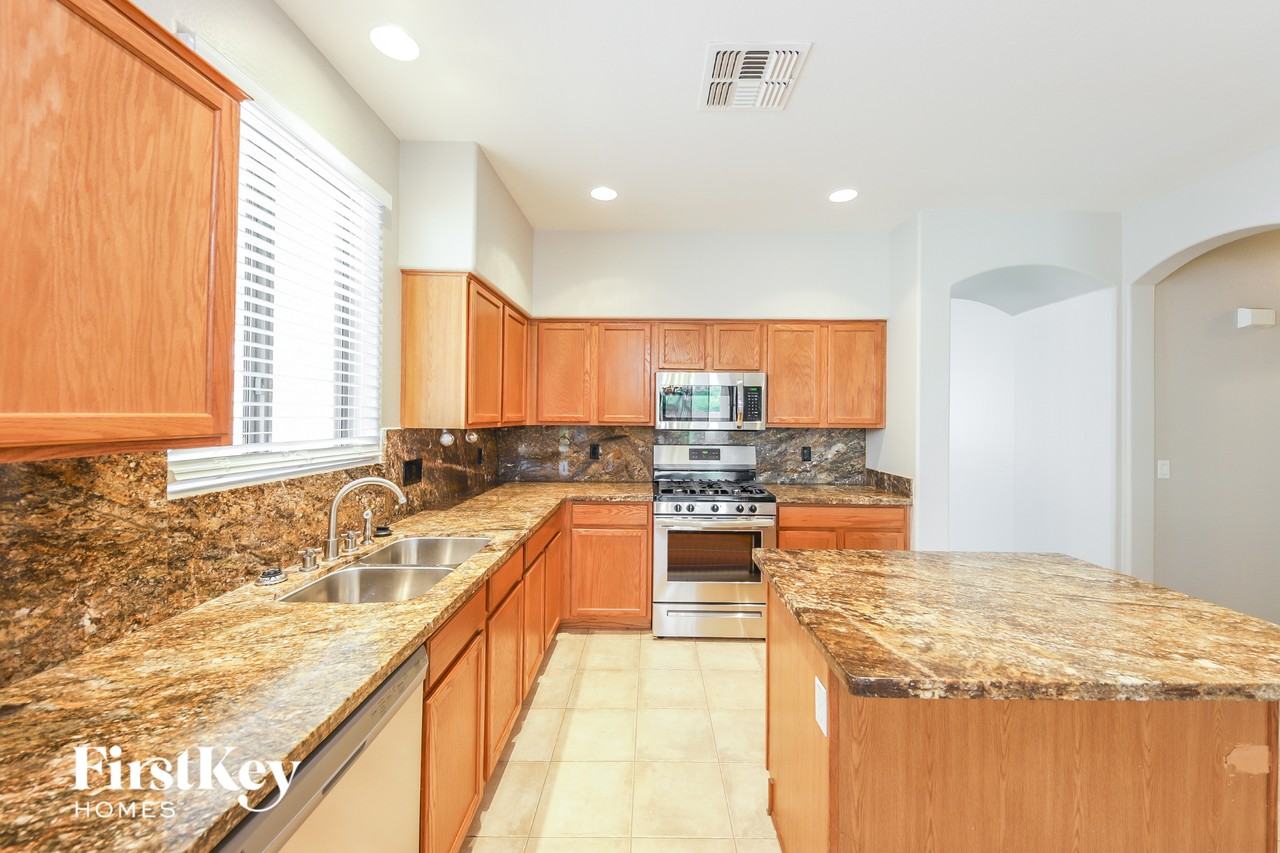 7157 W Kings Ave - Photo 7 of 15