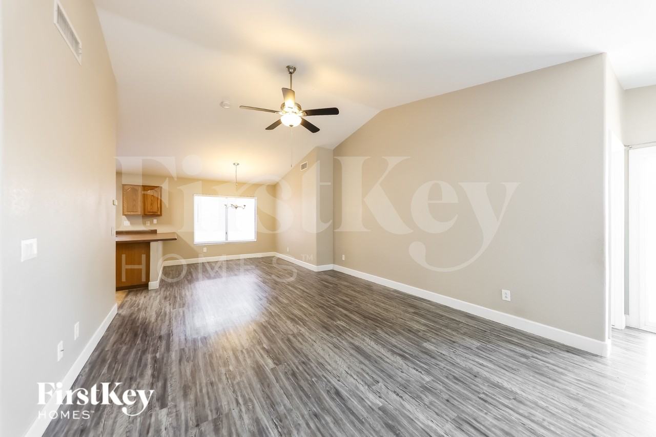 18139 N 113th Ave - Photo 2 of 16