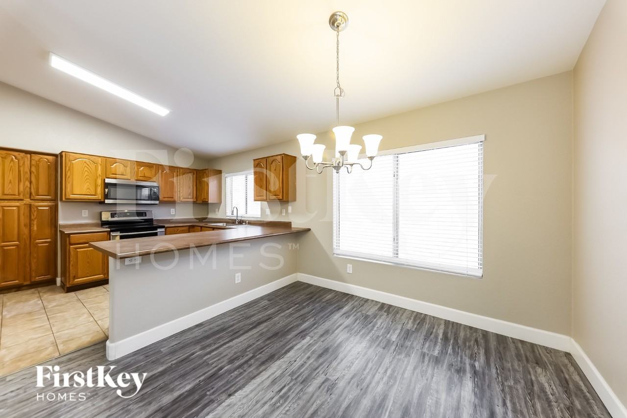 18139 N 113th Ave - Photo 4 of 16