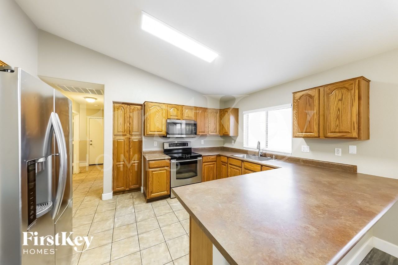 18139 N 113th Ave - Photo 5 of 16