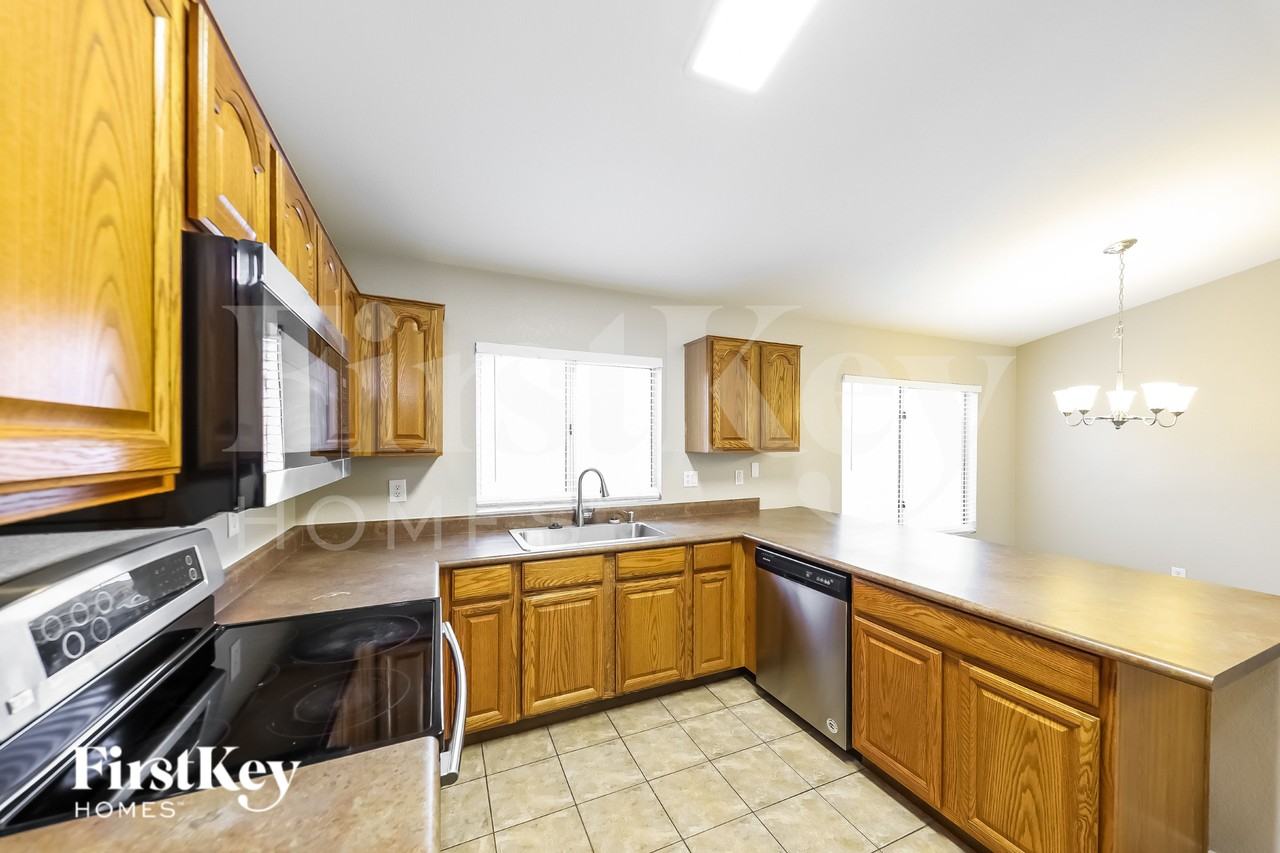 18139 N 113th Ave - Photo 6 of 16