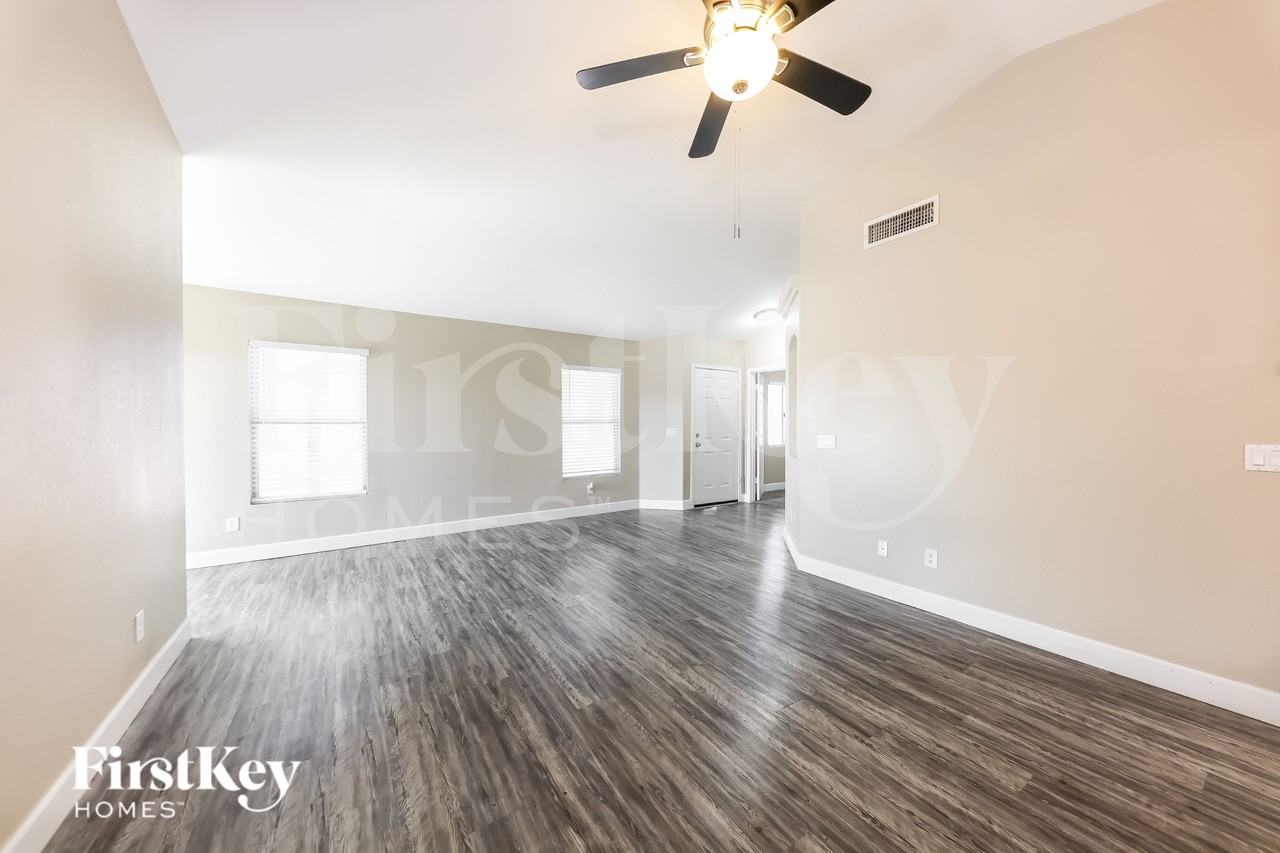 18139 N 113th Ave - Photo 7 of 16