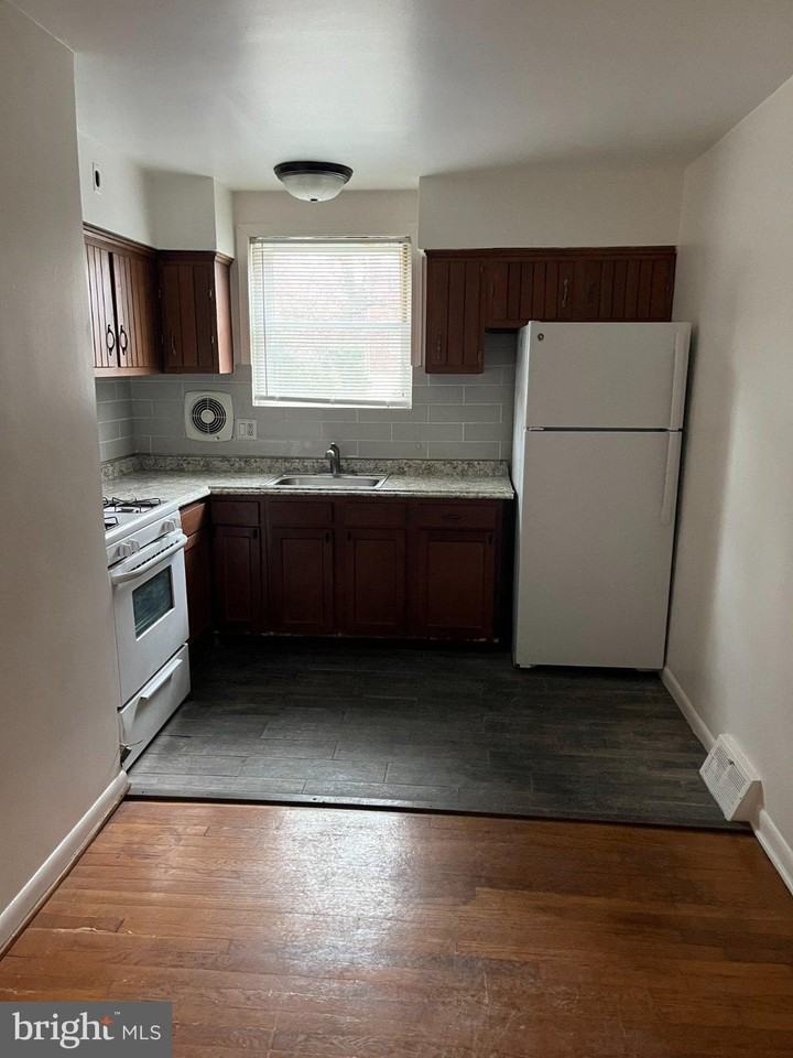 1005 Cedarcroft Rd - Photo 2 of 7