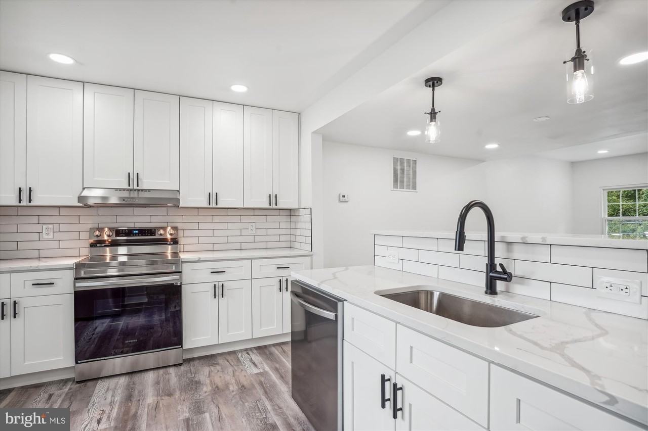 8648 Watershed Ct - Photo 3 of 50
