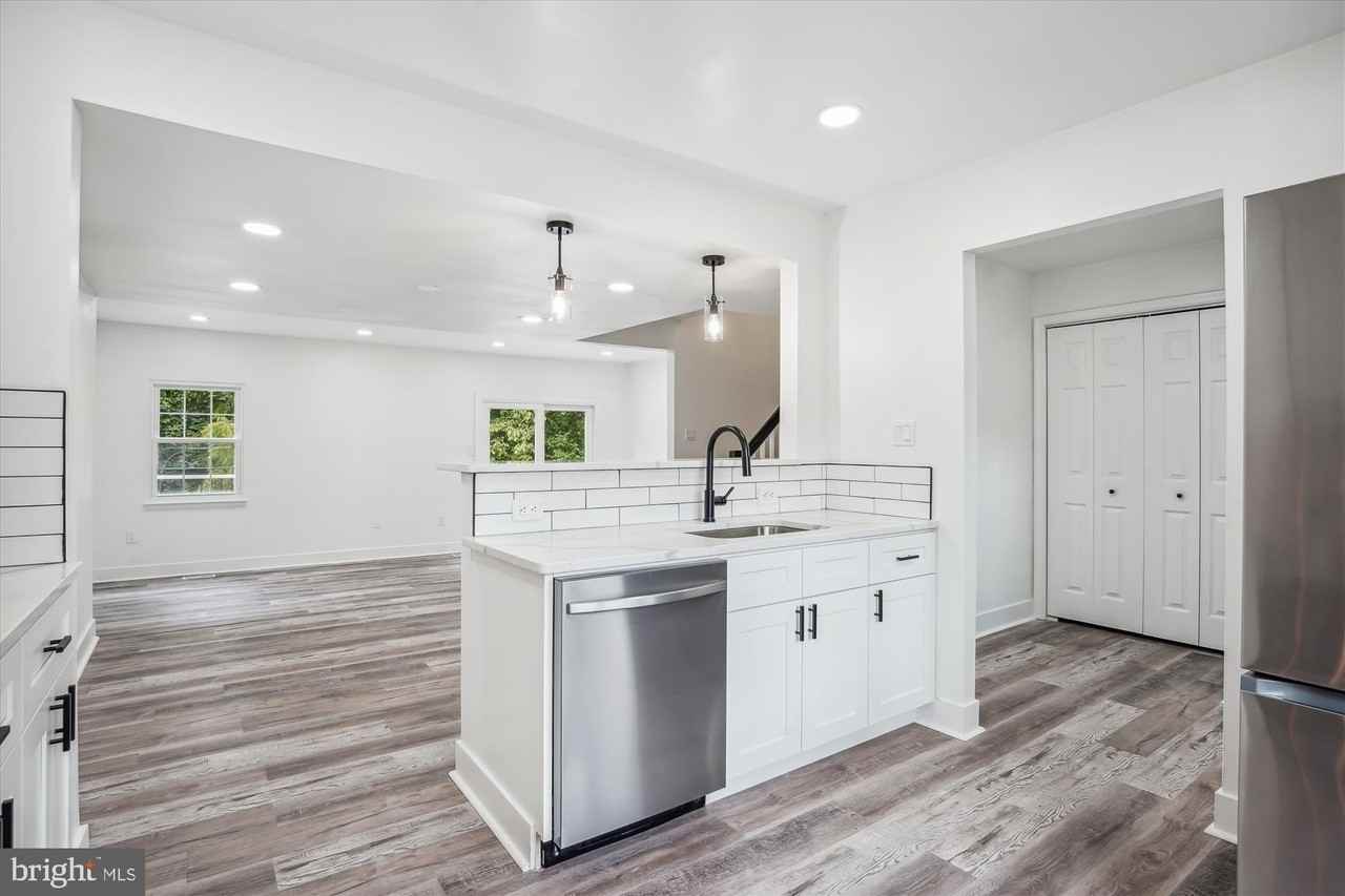 8648 Watershed Ct - Photo 4 of 50