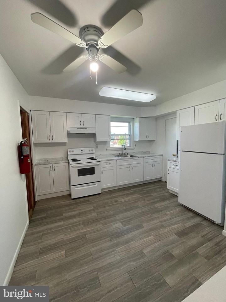 711 E Maple Ave #2 - Photo 4 of 17